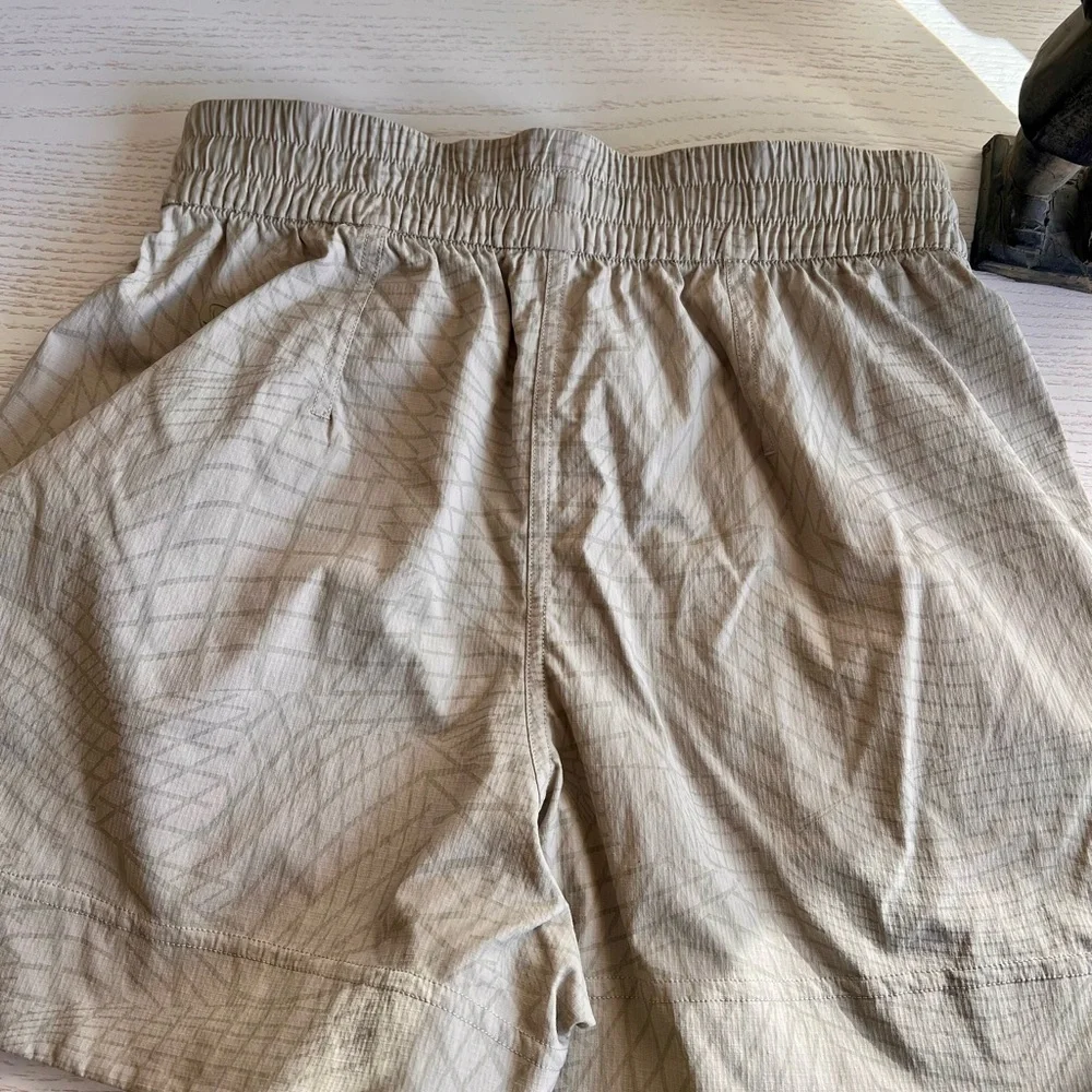 NWOT Lululemon Beige Patterned Drawstring Shorts - Picture 7 of 8